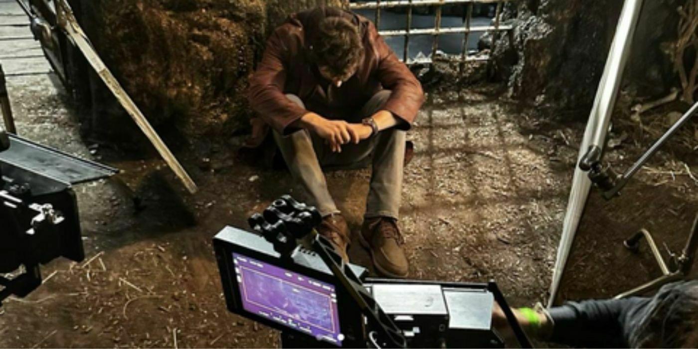 Foto Belakang Layar 'Red One' Bocorkan Karakter Chris Evans